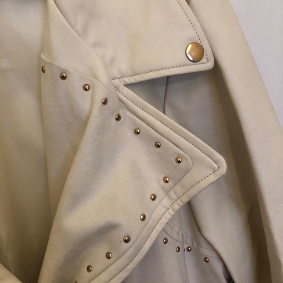 JustFab 3x faux leather white biker jacket, never worn. Pockets, and zipper - Picture 6 of 12